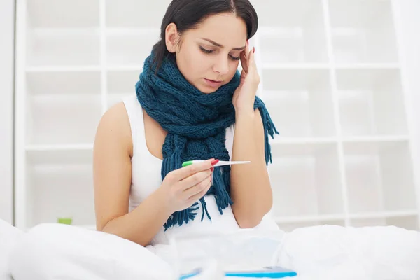 Žena s virem chřipky, ležící v posteli, ona je měření její teplota — Stock fotografie