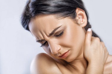 Boğaz ağrısı. Hasta boğaz duygu kötü kadınla closeup,