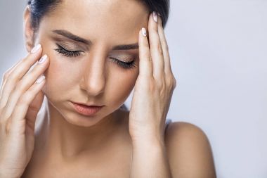 Ağrı. Güçlü gözünden P acı vurguladı yorgun kadın yorgun