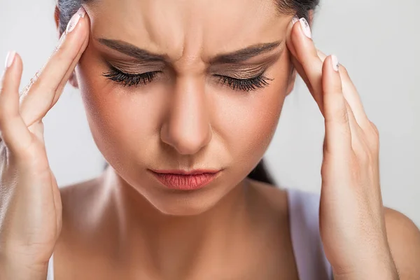 Gezondheid en pijn. Benadrukt uitgeputte jonge vrouw met sterke Te — Stockfoto