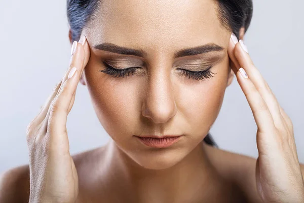 Dolore. Stanco esausto donna stressata che soffre di forte occhio P — Foto Stock