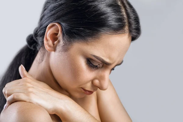 Dor de garganta. Closeup de mulher doente com dor de garganta sentindo-se mal , — Fotografia de Stock