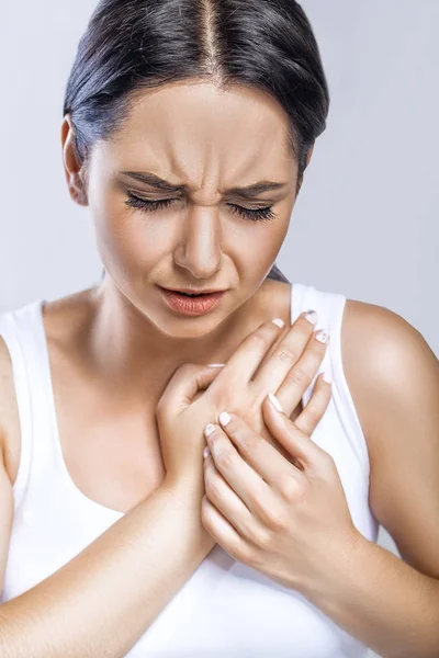 Cuidado de la salud del corazón. Primer plano de la mujer joven sintiendo dolor fuerte en — Foto de Stock