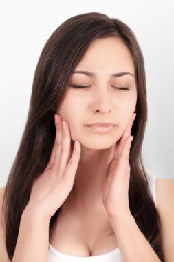 Diş sorunu. Kadın duygu diş ağrısı. Closeup güzel Sa