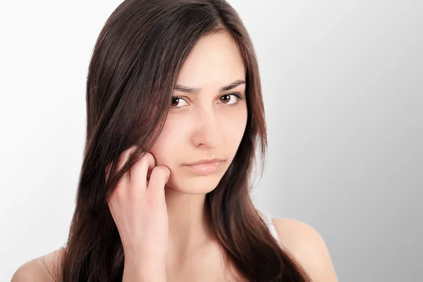 Vrouw In pijn. Close-up van de mooie jonge vrouw pijnlijke gevoel — Stockfoto