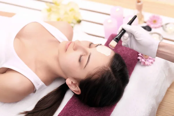 Terapii spa dla młodej kobiety odbieranie twarzy maski, pięknoś — Zdjęcie stockowe