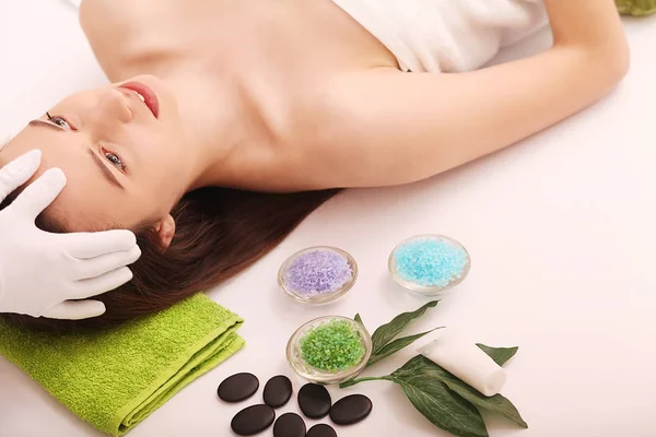 Spa. Care Facial. Wanita muda yang cantik mendapat pijatan kepala di salon — Stok Foto