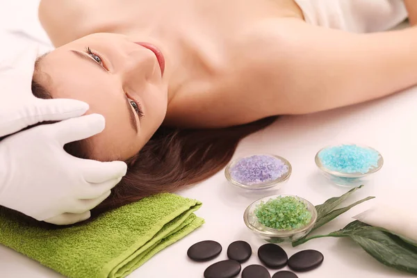 Spa. Care Facial. Wanita muda yang cantik mendapat pijatan kepala di salon — Stok Foto