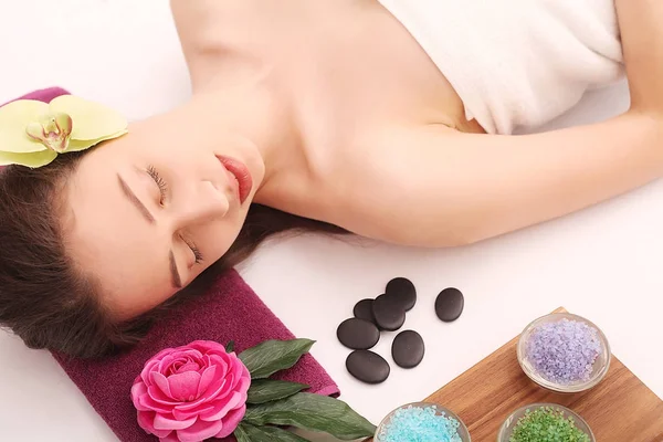 Spa. Cura del viso. Bella giovane donna ottenere un trattamento viso al salone di bellezza — Foto Stock