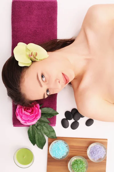 Spa. Cuidado facial. Hermosa mujer joven recibiendo un tratamiento facial en el salón de belleza — Foto de Stock