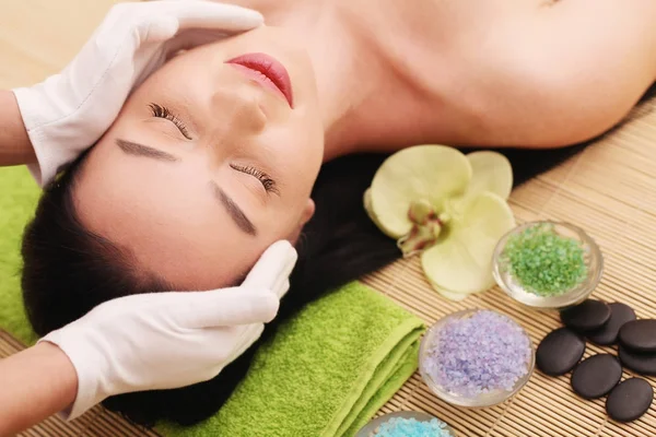 Spa. Care Facial. Wanita muda yang cantik mendapat pijatan kepala di salon — Stok Foto