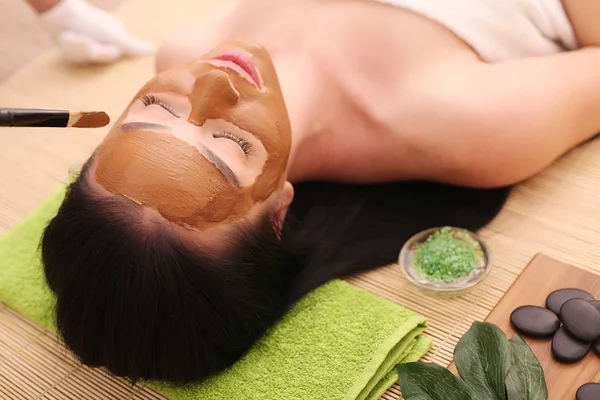 Spa. Hand ansiktsbehandling. Face Treatment. Kvinna i skönhetssalong får marin Mask. — Stockfoto