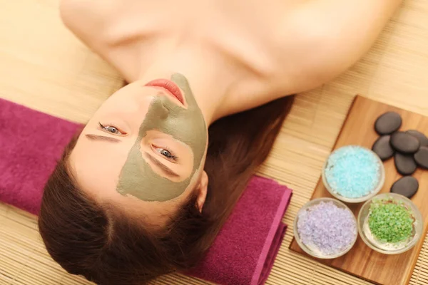 Spa. Care Facial. Wanita muda yang cantik santai di salon spa — Stok Foto