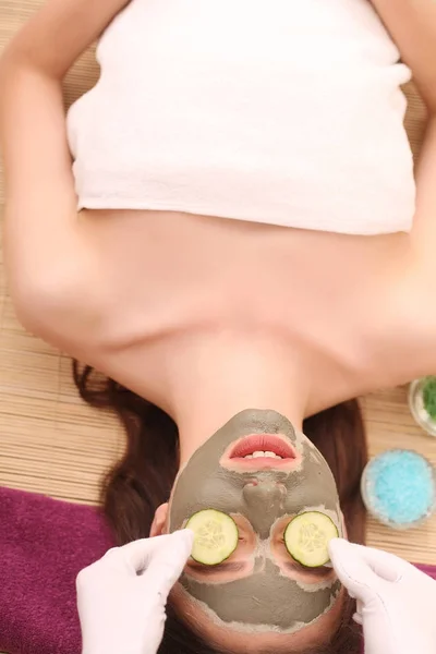 Spa. Cuidado facial. Mujer cuidando su cara en tratamientos de spa —  Fotos de Stock