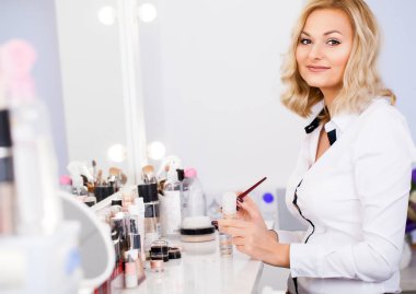 Makyaj sanatçısı araçları hazırlama ayna onun işyerinde başlamak için. Bekleyen müşteri. Güzellik Salonu.