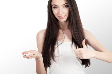 Sigarayı bıraktım. Kırık sigara elinde tutan güzel kız closeup. Sigara bırakma yarım, genç kadın kırma sigara için gülümseyen portresi. Yüksek çözünürlük