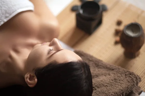 Schöne Frau beim Entspannen im Wellness-Massagesalon. — Stockfoto