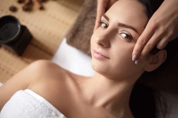 Mooie jonge vrouw op een spa salon — Stockfoto