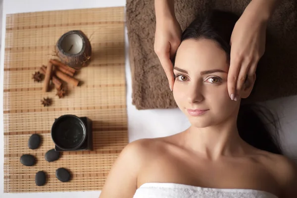 Mulher do Spa. Mulher bonita Relaxante no Spa Salon. Imagem de alta qualidade — Fotografia de Stock