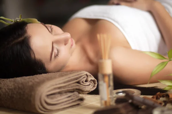 Mooie vrouw met ontspannen in Wellness massagesalon. — Stockfoto