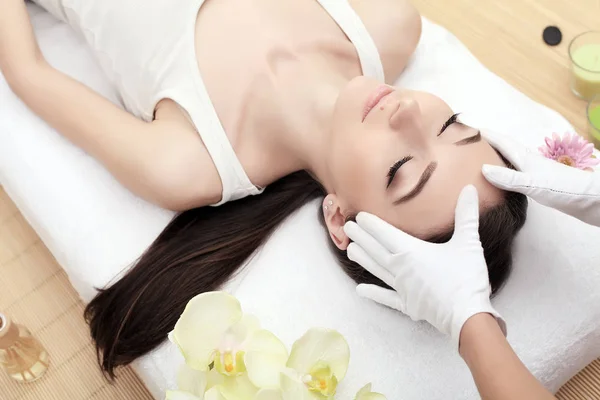 Hud och kroppsvård. Närbild av en ung kvinna att få Spa-behandling på skönhetssalongen. Spa Face Massage. Facial skönhetsbehandling. Spasalong. — Stockfoto