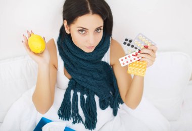 Hasta kadını elde grip ve soğuk ve bulaşıcı hastalıklar. Kadın bilir 