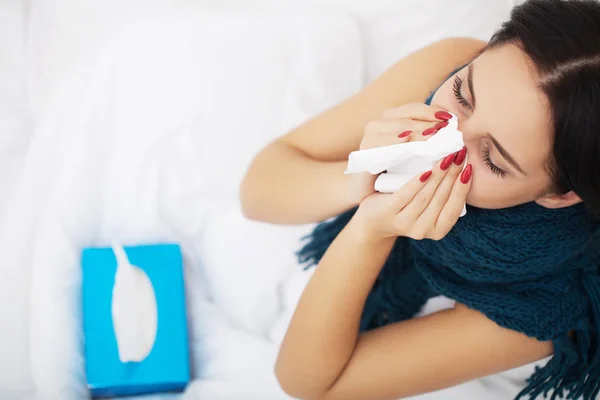 Frío y gripe. Retrato de una mujer enferma atrapada en el frío, sintiéndose enferma — Foto de Stock