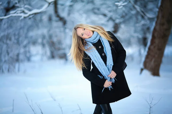 Hermosa joven sonriendo y caminando por la calle. Hermoso invierno frío y nevado. Humor de vacaciones . — Foto de Stock