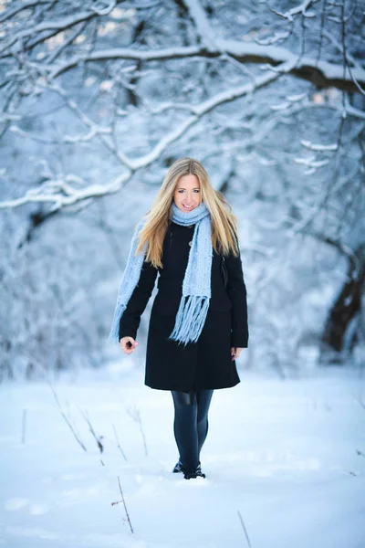 Inverno. Menina caminhando floresta nevada e sorrindo para a câmera. Muito bom humor. . — Fotografia de Stock