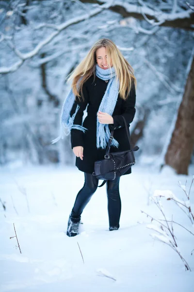 Menina bonita sorrindo e andando na rua. Belo inverno frio nevado. Humor de férias . — Fotografia de Stock