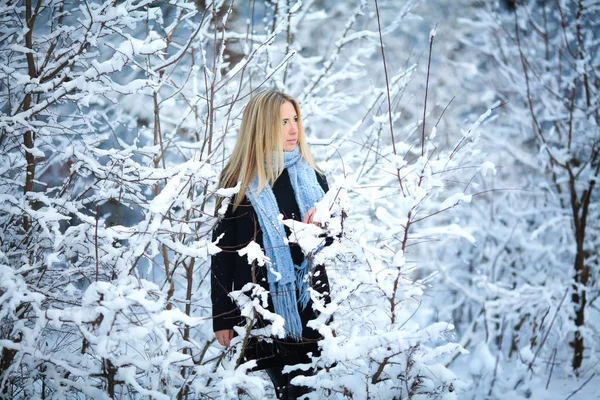 Красивая молодая девушка улыбается и ходит по улице. Прекрасная снежная холодная зима. Отдых . — стоковое фото