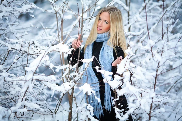 冬天.年轻的女孩走在白雪皑皑的森林和微笑的相机。伟大的心情. — 图库照片