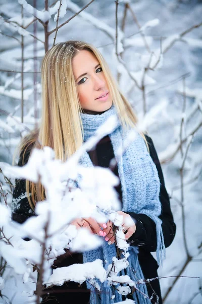 Menina bonita sorrindo e andando na rua. Belo inverno frio nevado. Humor de férias . — Fotografia de Stock