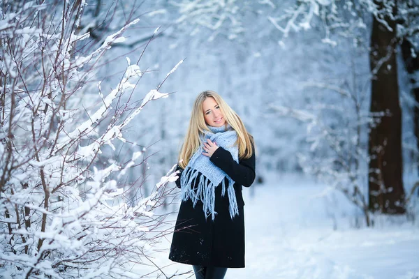 Zima. Mladá dívka chůzi zasněžených lesů a usmívá se na kameru. Skvělá nálada. — Stock fotografie