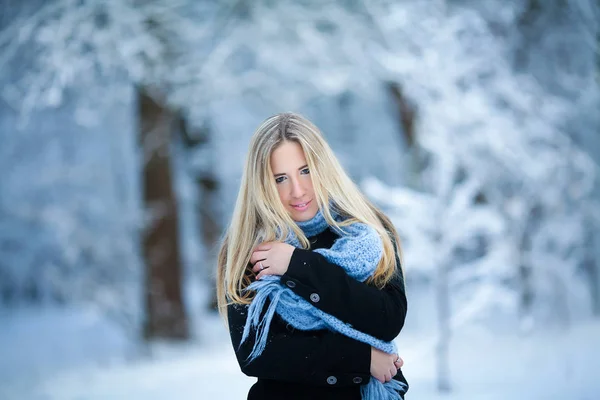 Atractiva joven rubia caminando en el bosque de invierno. Mujer bonita en invierno al aire libre. Usar ropa de invierno . —  Fotos de Stock