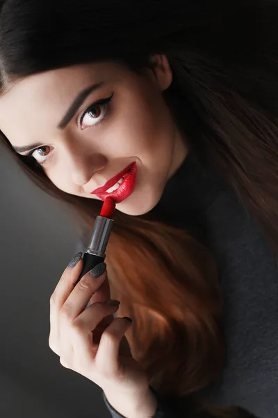 Joven asiático sexy mujer con oscuro cabello usando rojo lápiz labial —  Fotos de Stock