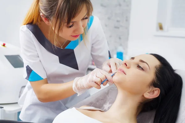 Mujer que recibe tratamiento facial de mesoterapia en el salón de belleza. Cierre — Foto de Stock