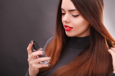 Siyah saçlı, kırmızı ruj kullanan genç Asyalı seksi kadın.