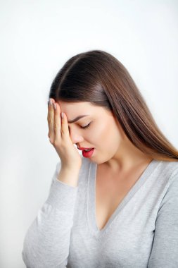 Kadın acı içinde. Güzel kız duygu diş ağrısı, çene, boyun ağrısı