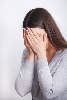 Kadın acı içinde. Güzel kız duygu diş ağrısı, çene, boyun ağrısı