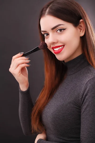 Trucco e concetto di cosmetici. asiatico donna facendo il suo trucco eyel — Foto Stock