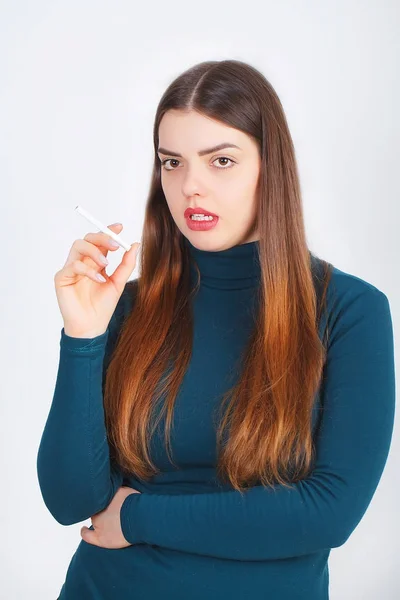 Vrouw met gebroken sigaret - stop roken concept — Stockfoto