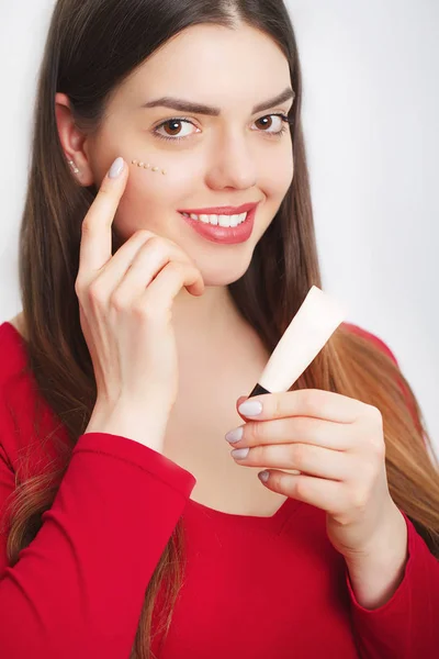 Stosowanie kremu kosmetycznego na twarz kobiety. — Zdjęcie stockowe