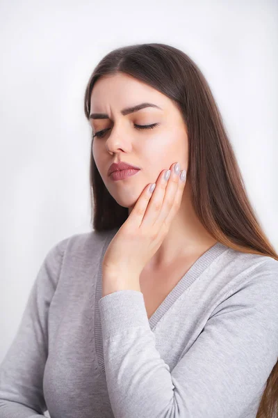 Болят зубы от переохлаждения. Острая зубная боль. Повышенная чувствительность. Болят зубы от переохлаждения. Боль в зубе.