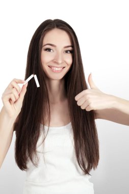 Sigara kavramı durdurmak. Genç kadının sigara makas h ile kesip