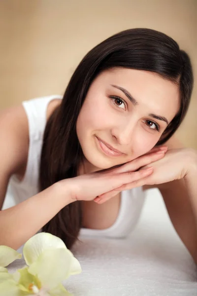 Süße junge Frau genießt während einer Hautpflege-Behandlung in einem Wellnessbereich. — Stockfoto