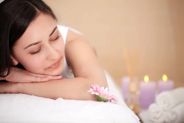 Masajista haciendo masaje en el cuerpo de la mujer en el salón de spa. Belleza tre — Foto de Stock