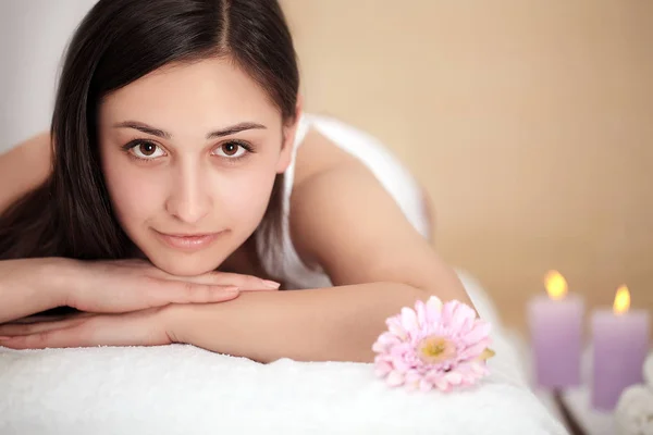 Masseur bei der Massage des weiblichen Körpers im Wellness-Salon. Schönheit — Stockfoto