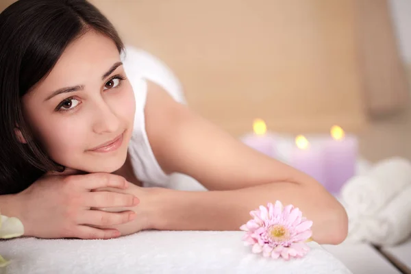 Süße junge Frau genießt während einer Hautpflege-Behandlung in einem Wellnessbereich. — Stockfoto