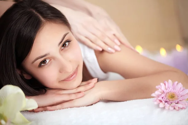 Masseur doen massage op het lichaam van de vrouw in de spa salon. Schoonheid tre — Stockfoto